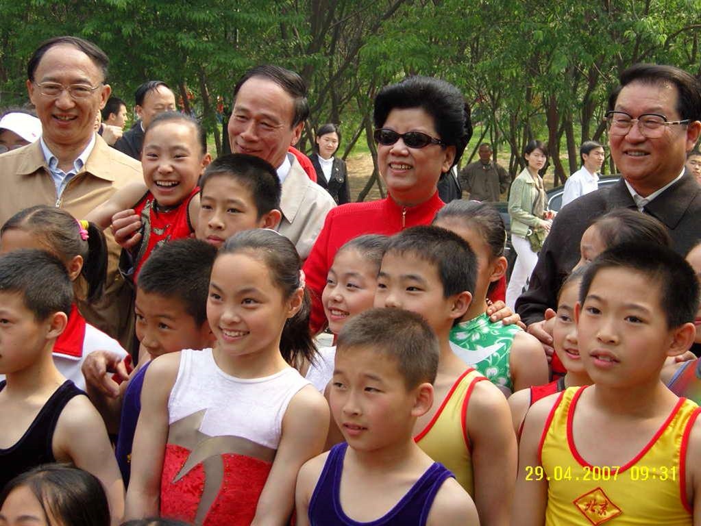 2007年4月29日中央政治局常委李长春在阳光体育活动中与我校学生合影_副本.jpg