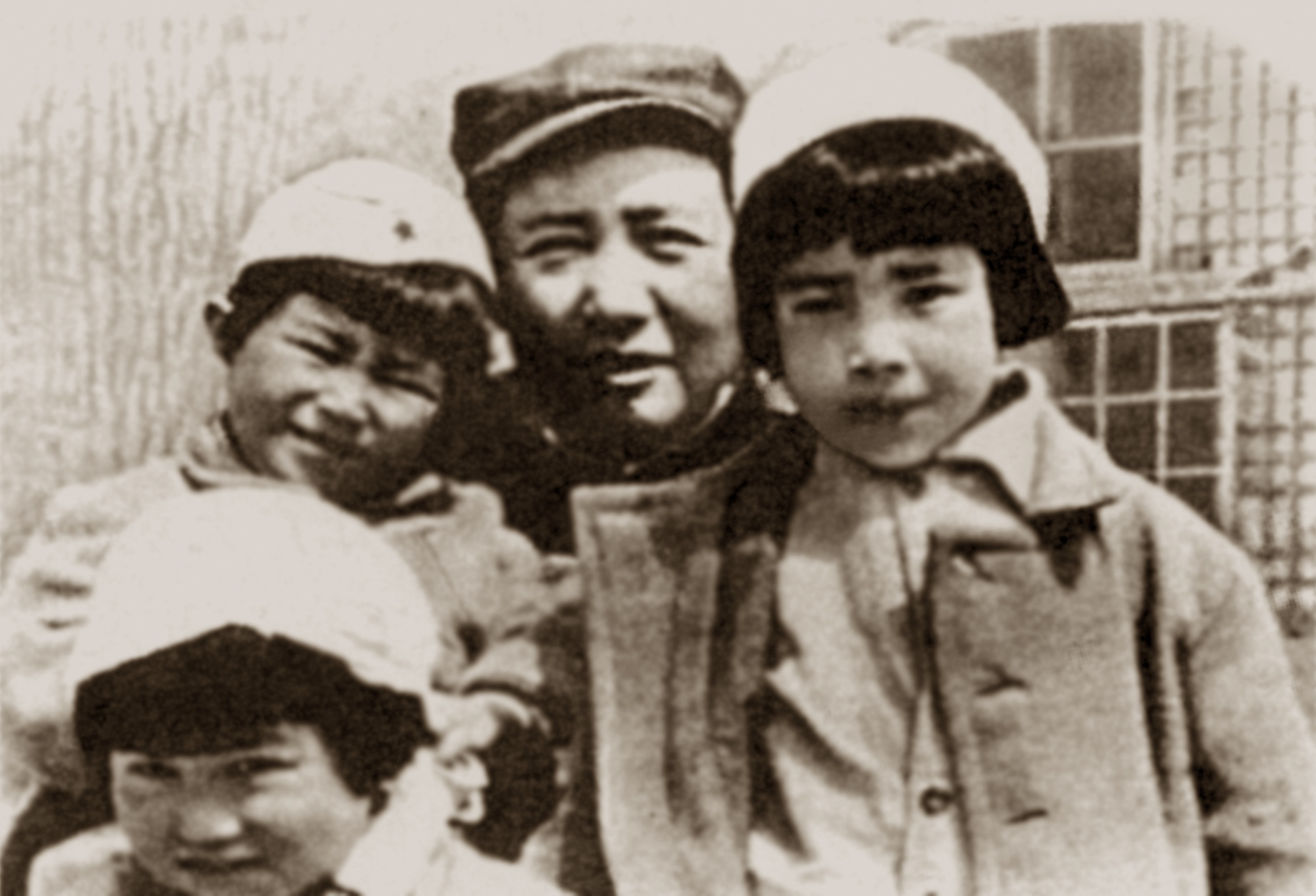 毛泽东同志和保小学生在一起 (右一为他的女儿一一李敏)_副本.jpg